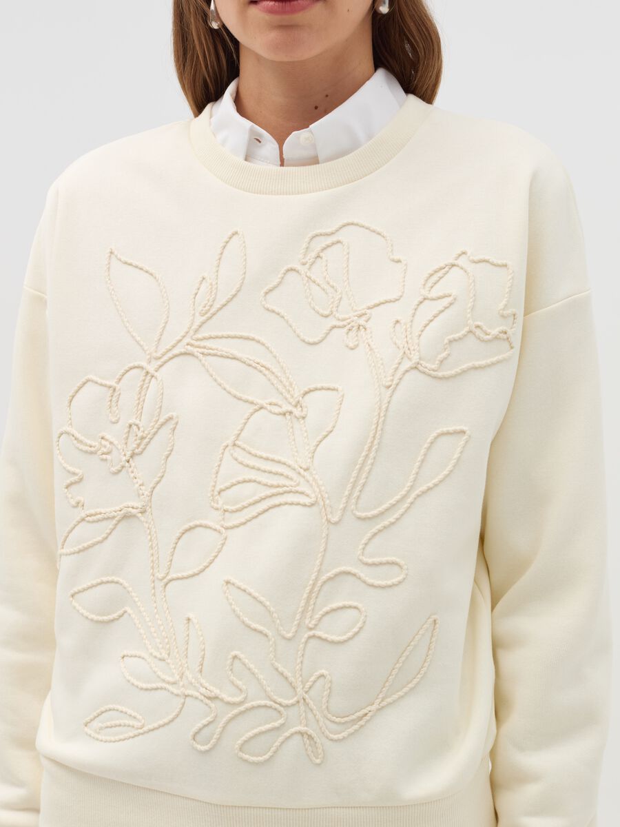 Sweatshirt with floral embroidery and round neck_3