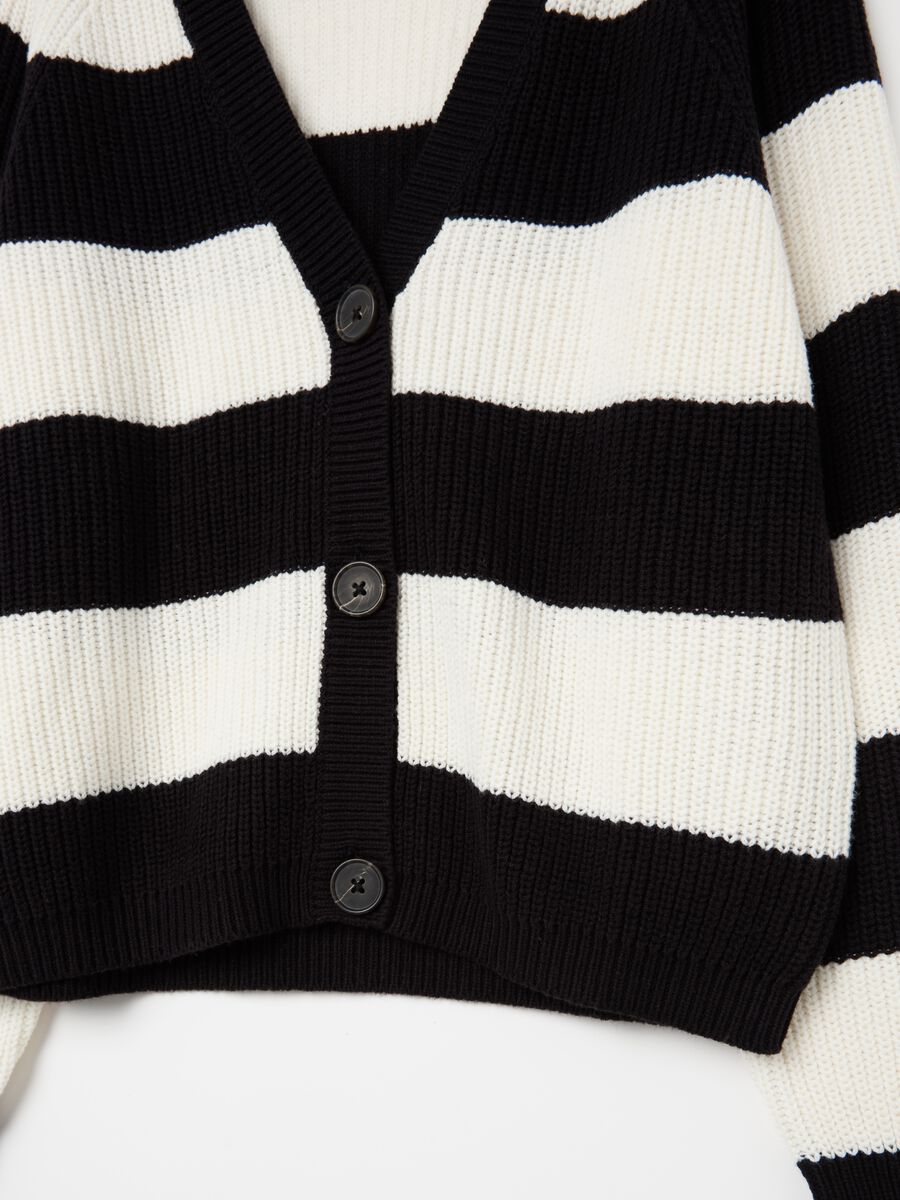 Pullover with striped pattern and V neck_5