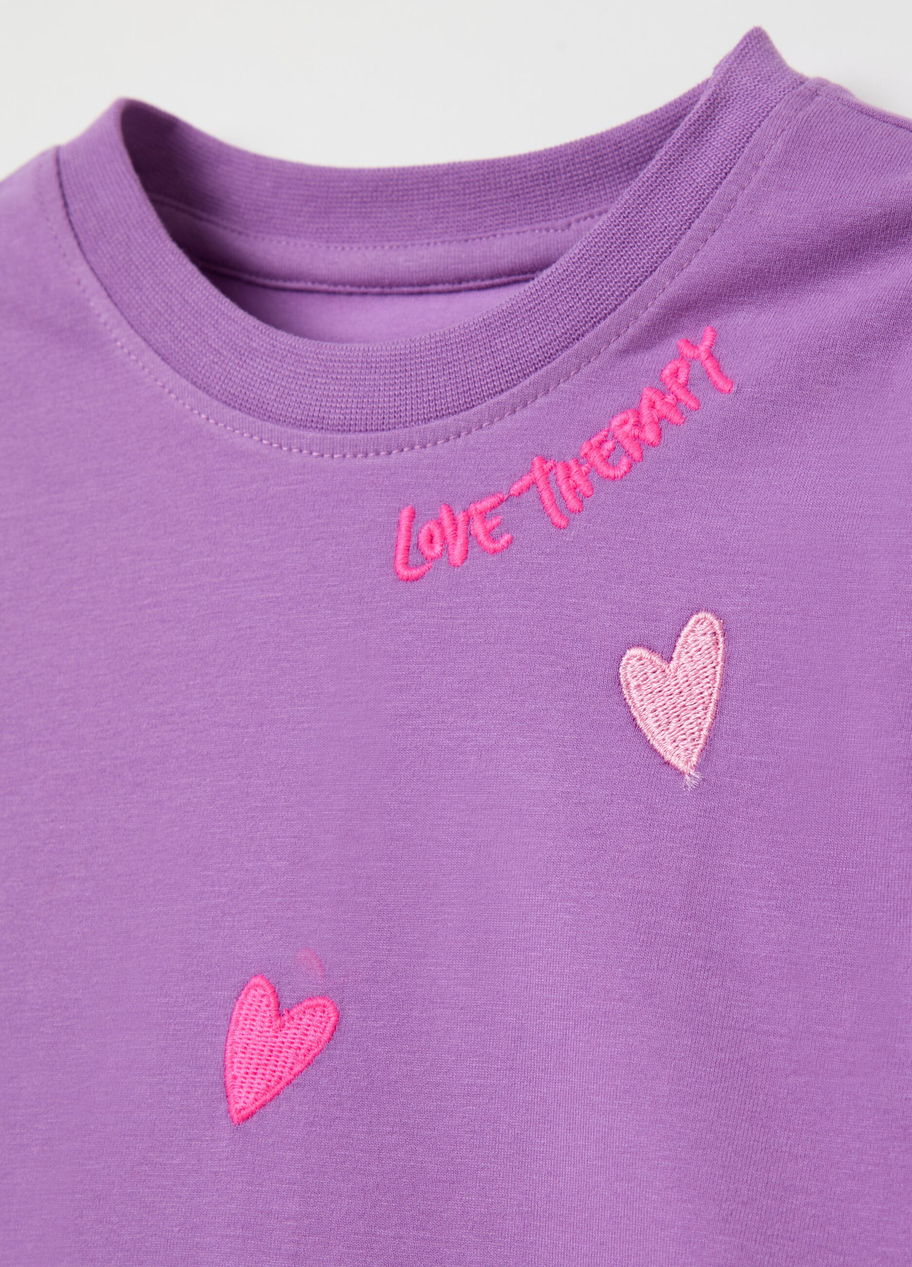 T-shirt con ricamo "Love Therapy" e cuori