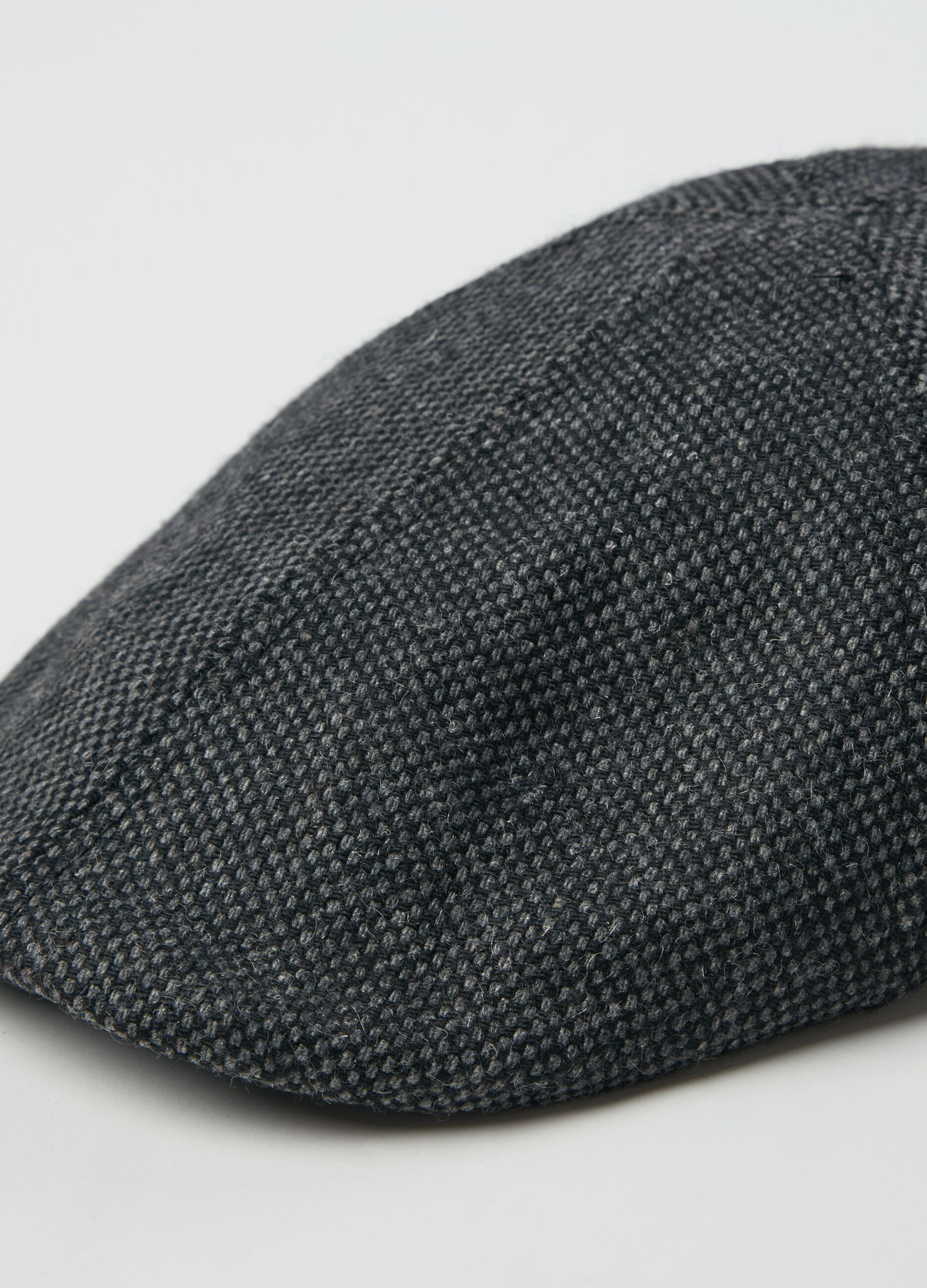 Flat cap with two-tone micro weave