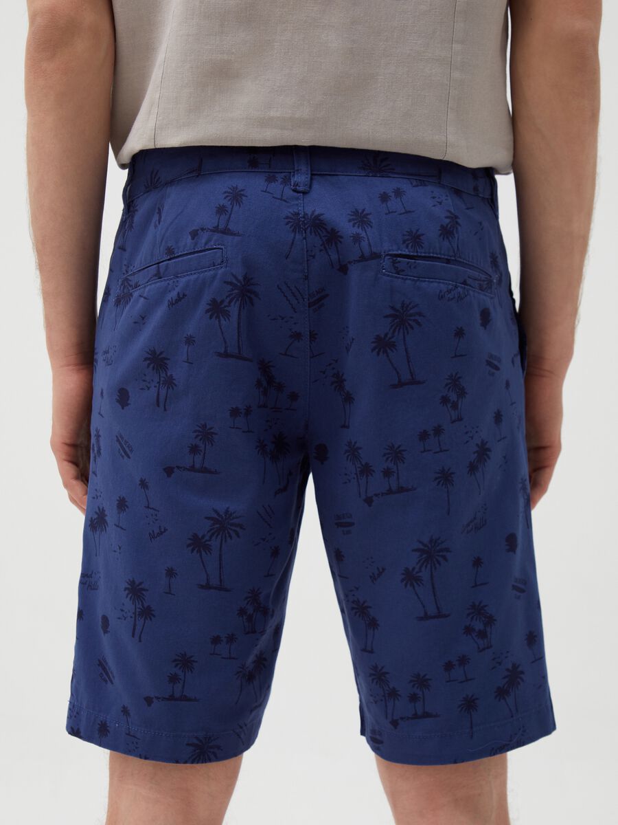 Chino Bermuda shorts in cotton with all-over print_2