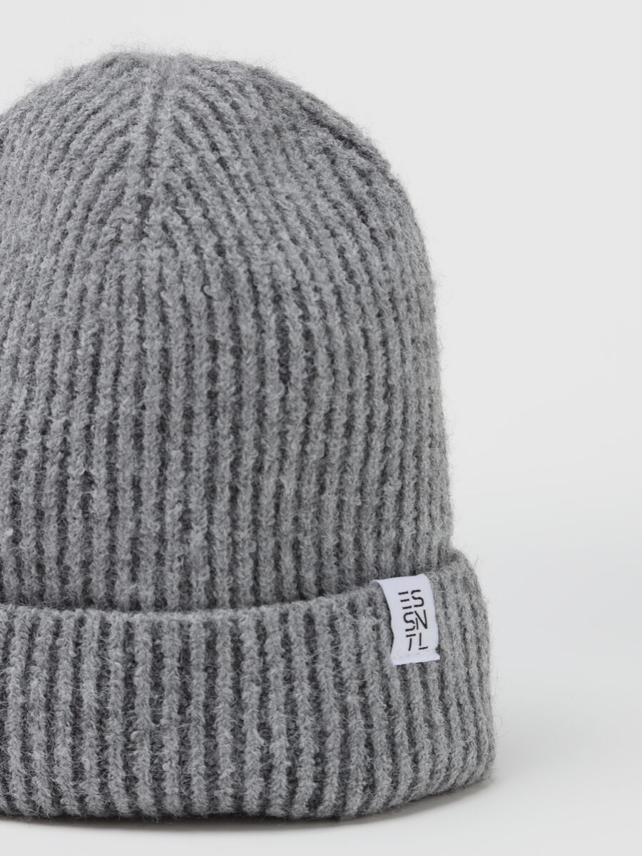 Essential hat in two-tone ribbing_2