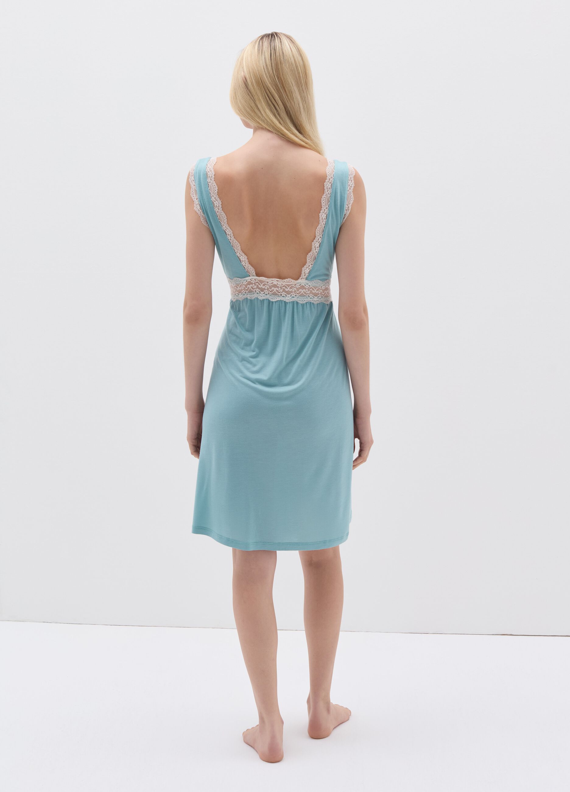 Sleeveless nightdress with lace