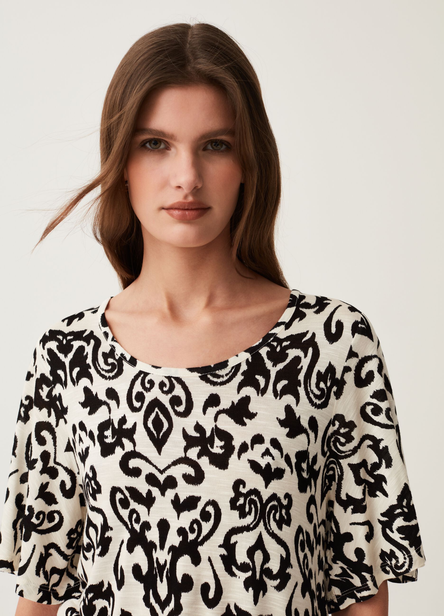 T-shirt lunga con stampa damask all-over