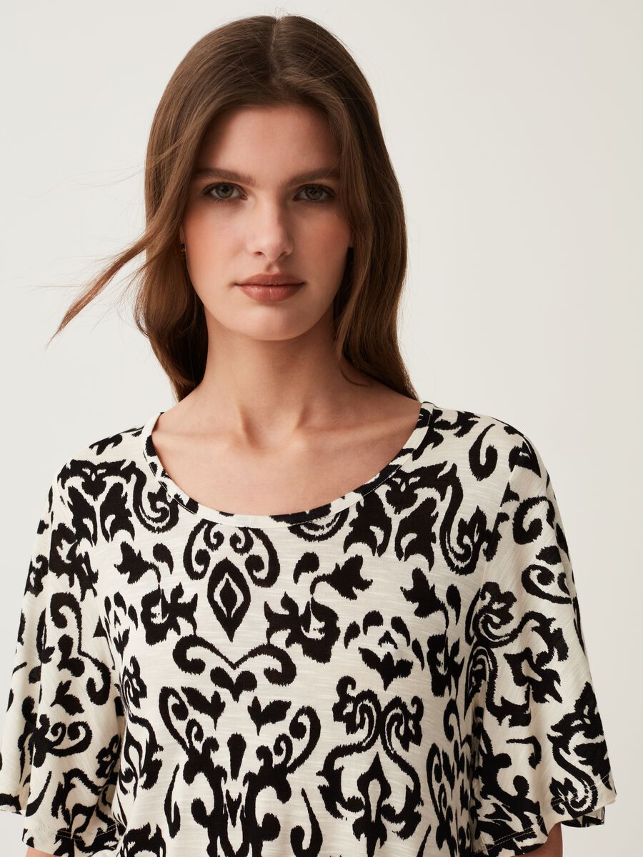 T-shirt lunga con stampa damask all-over_0