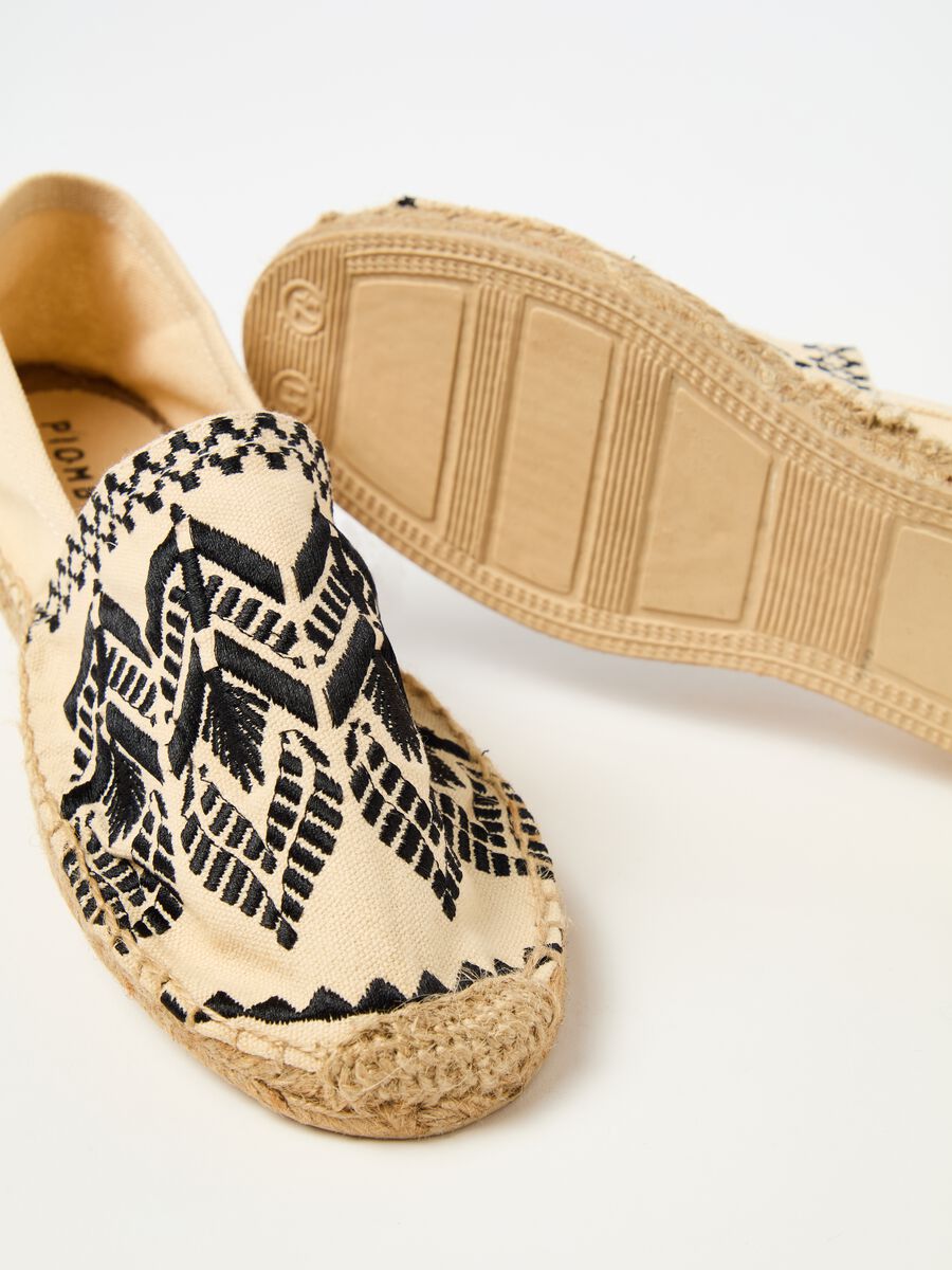 Espadrilles with ethnic embroidery_2