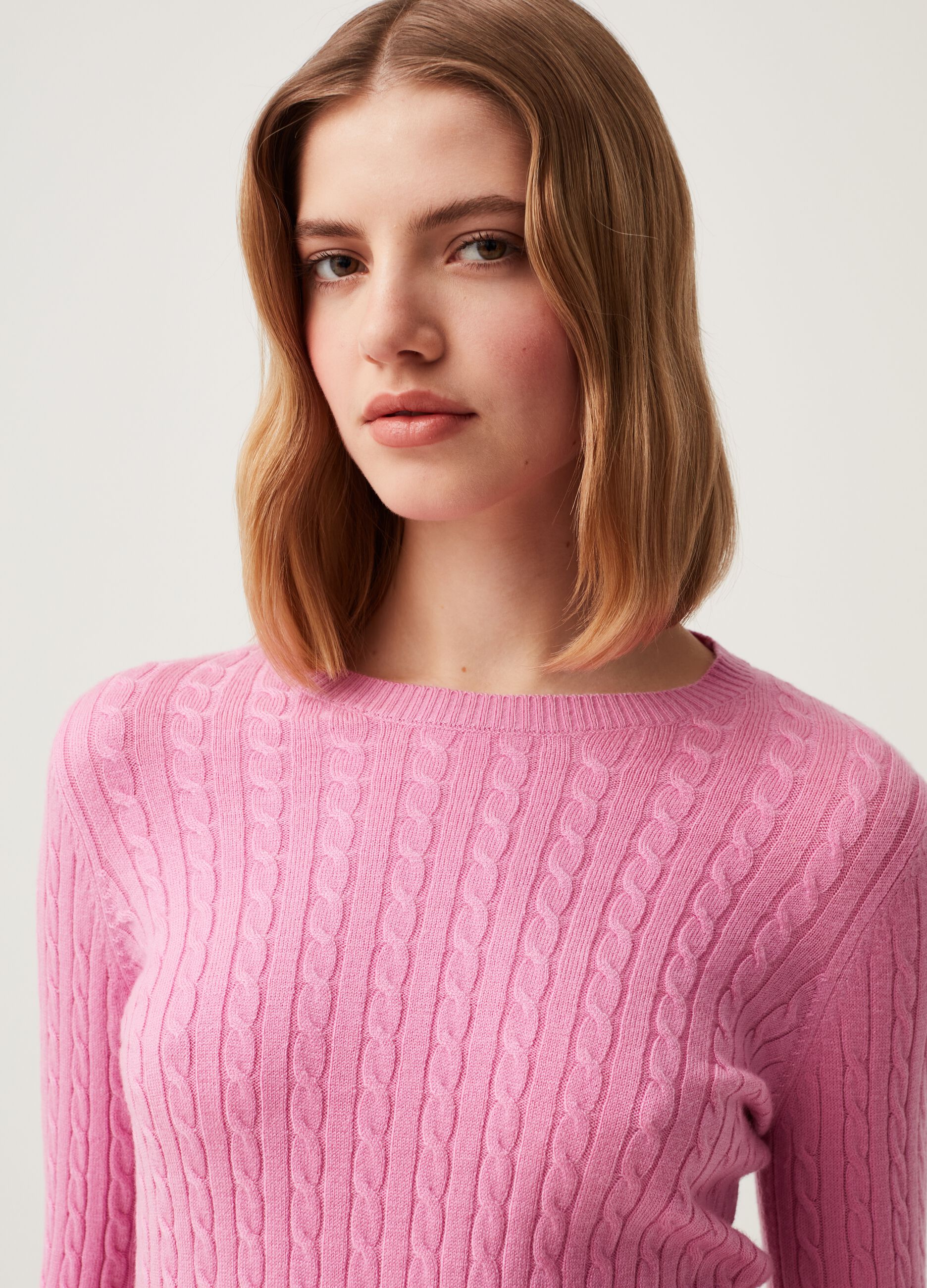 Pullover with round neck and ribbed design