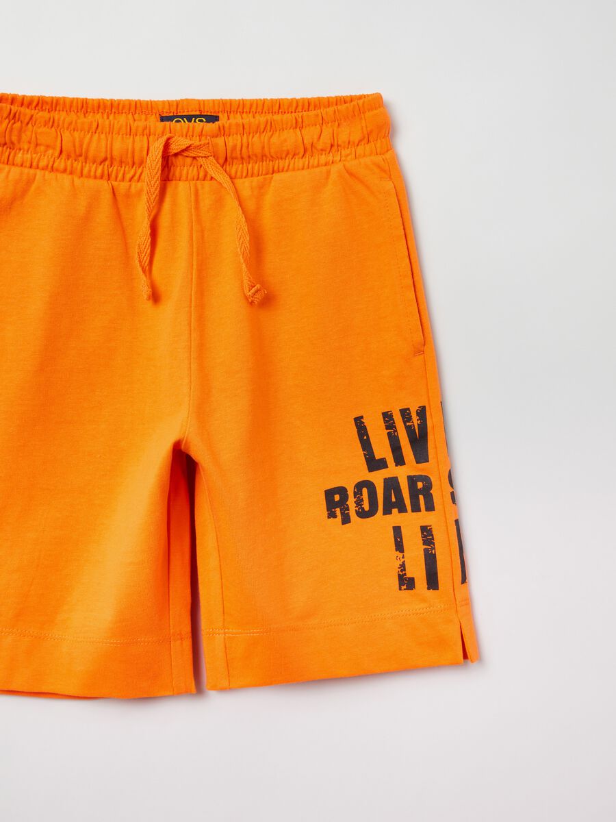Shorts con coulisse e stampa lettering_2