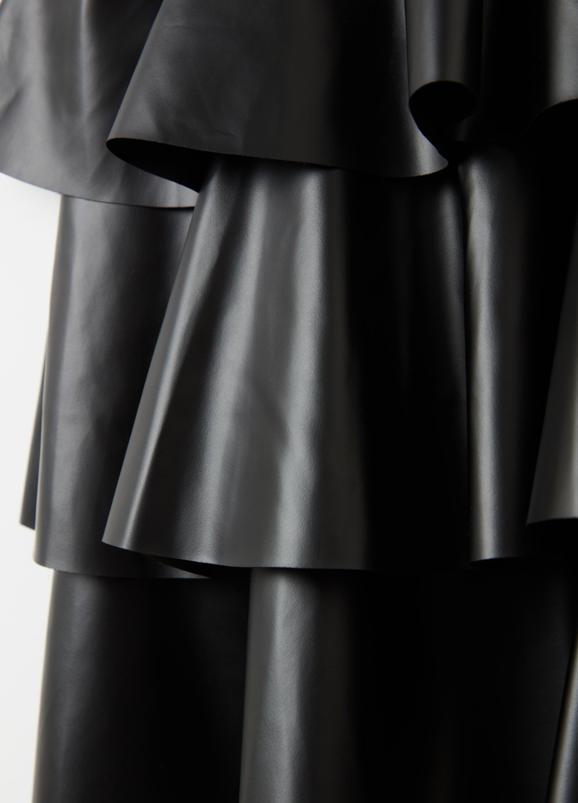 Glossy-effect tiered skirt