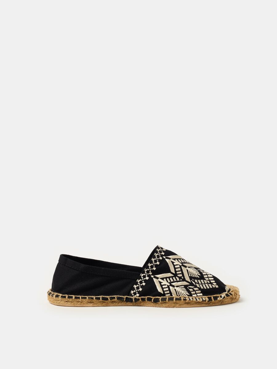 Espadrilles with ethnic embroidery_0