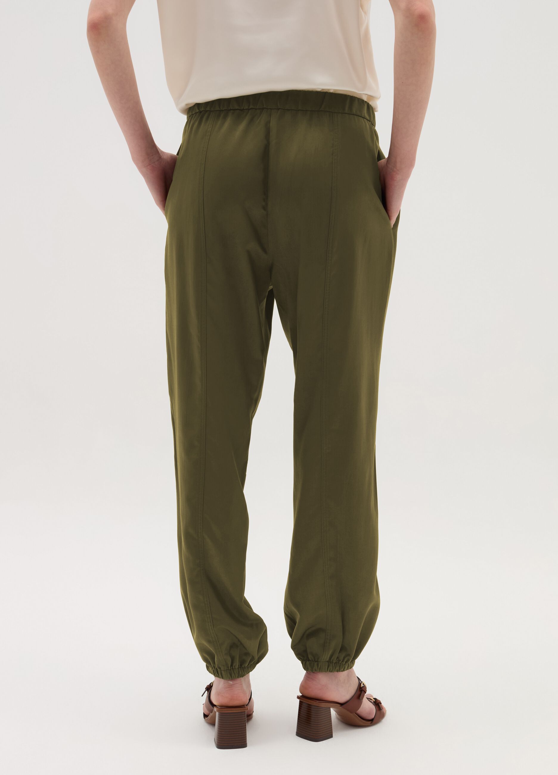 Pull-on trousers with raised stitching