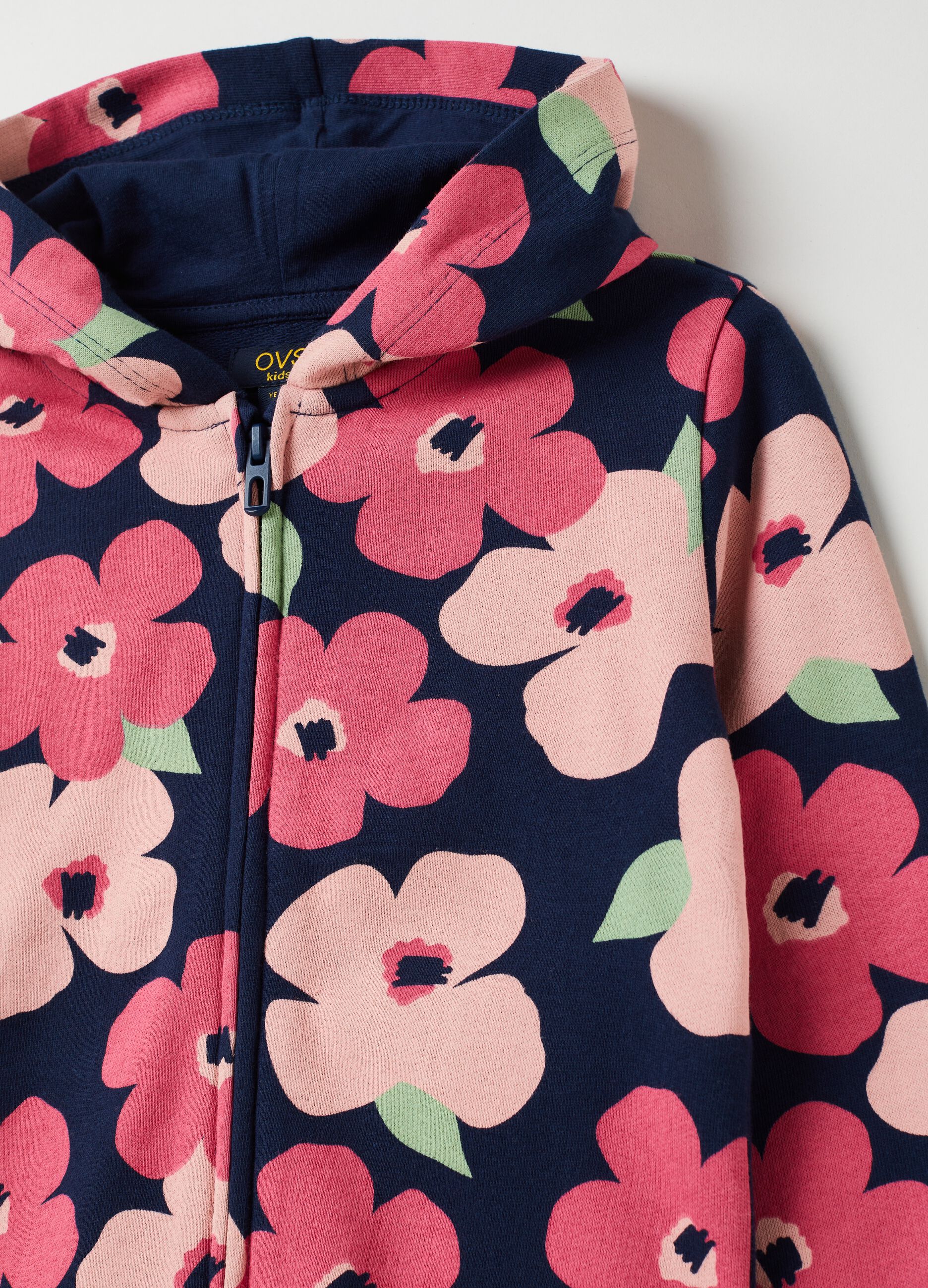 Sweatshirt with hood and flowers print