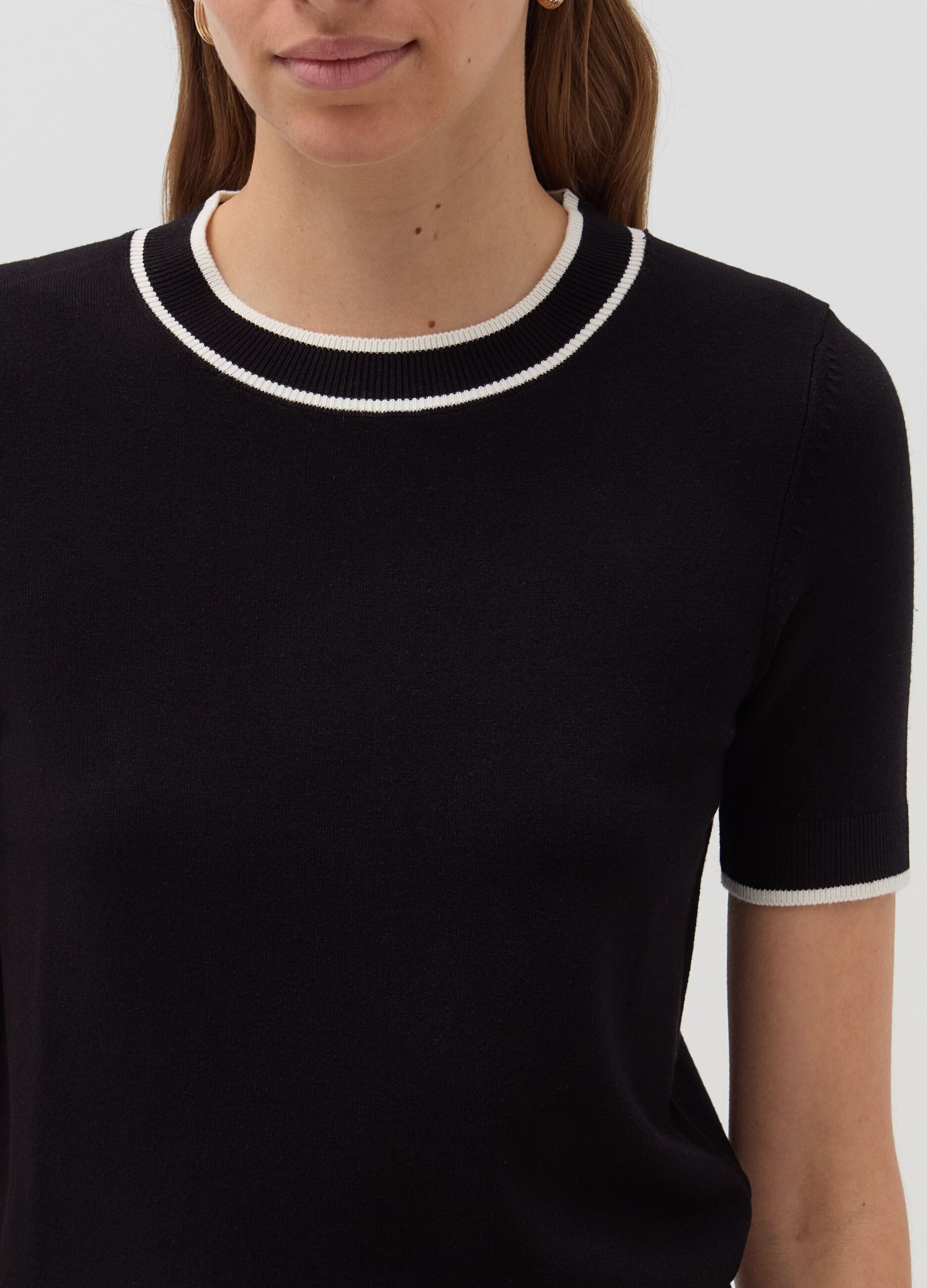 Short-sleeved top with contrasting edges