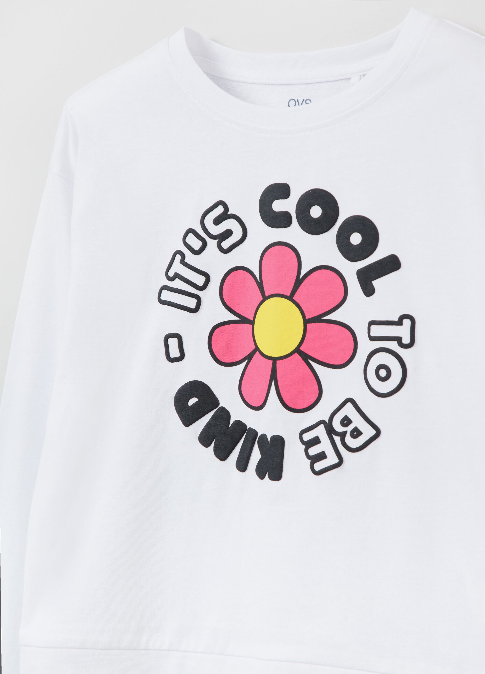 T-shirt with long sleeves and printed lettering.