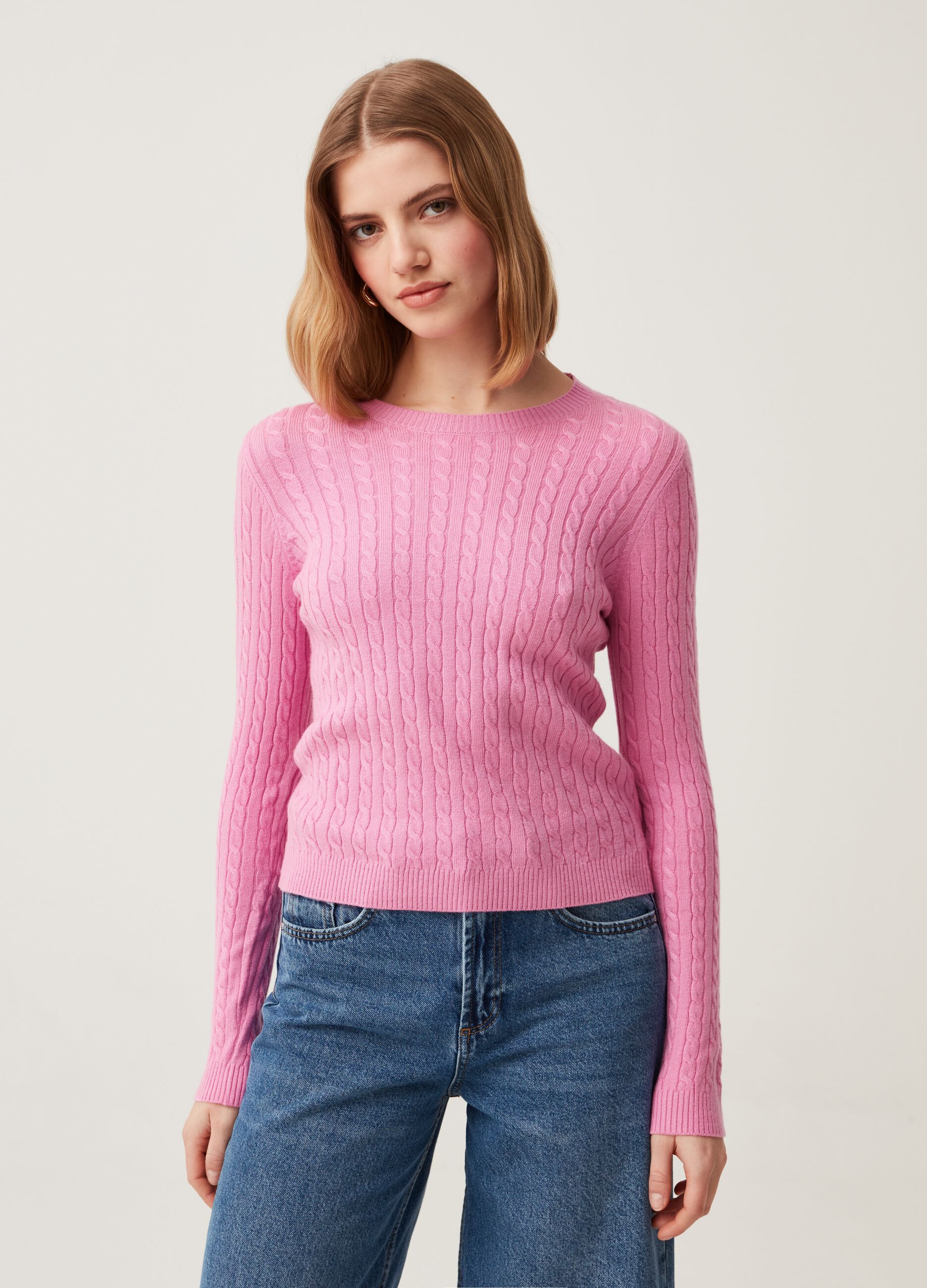 Pullover with round neck and ribbed design