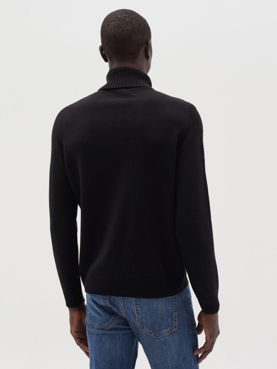 Pullover with high neck_2