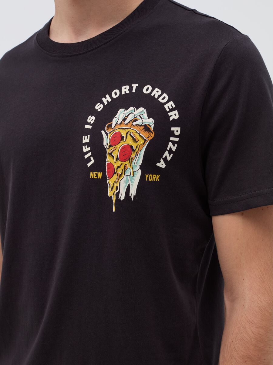 T-shirt con stampa "Life is Short Order Pizza"_2