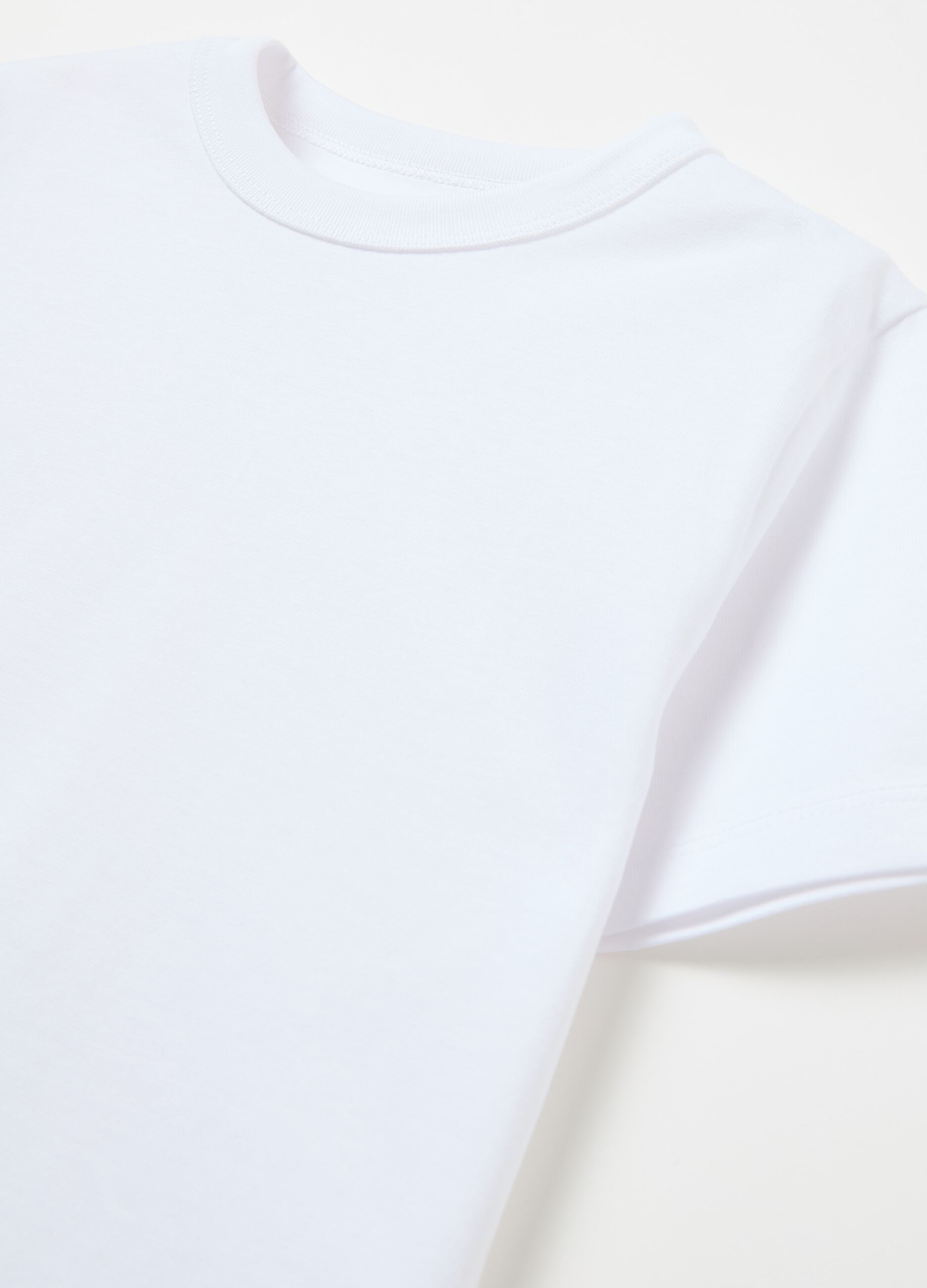 Essential solid colour T-shirt in organic cotton