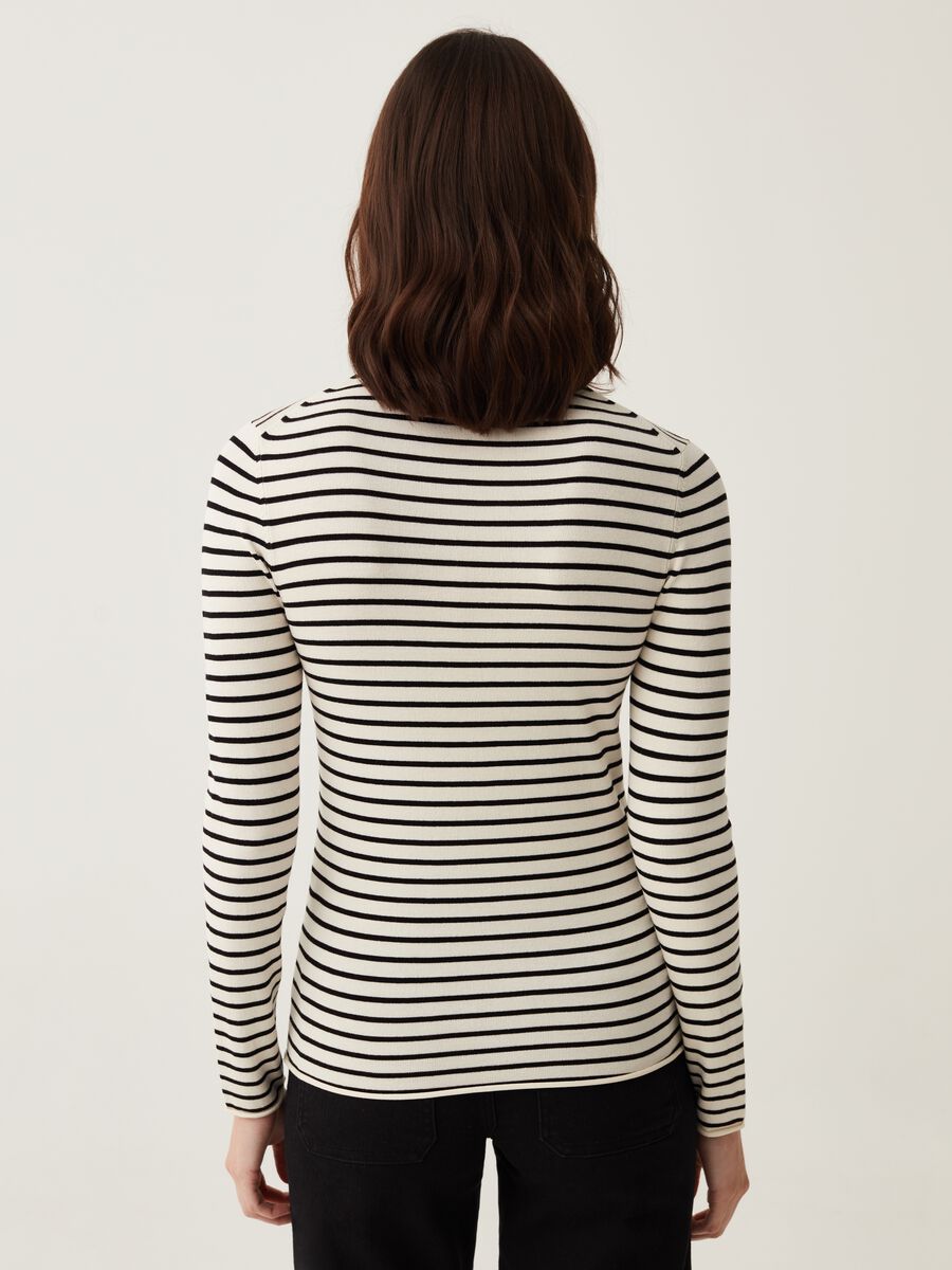 T-shirt with high neck and striped pattern_2