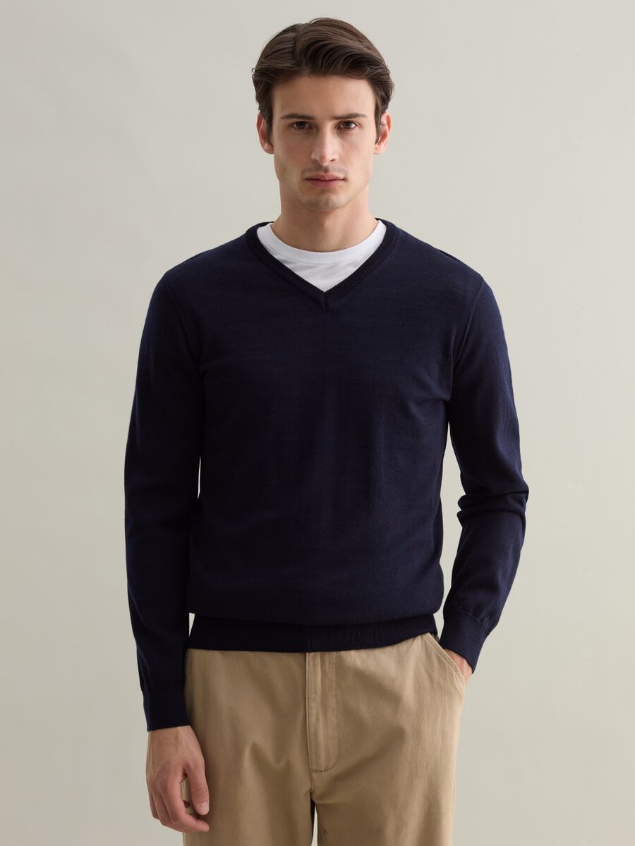 Merino wool pullover with V neck_0