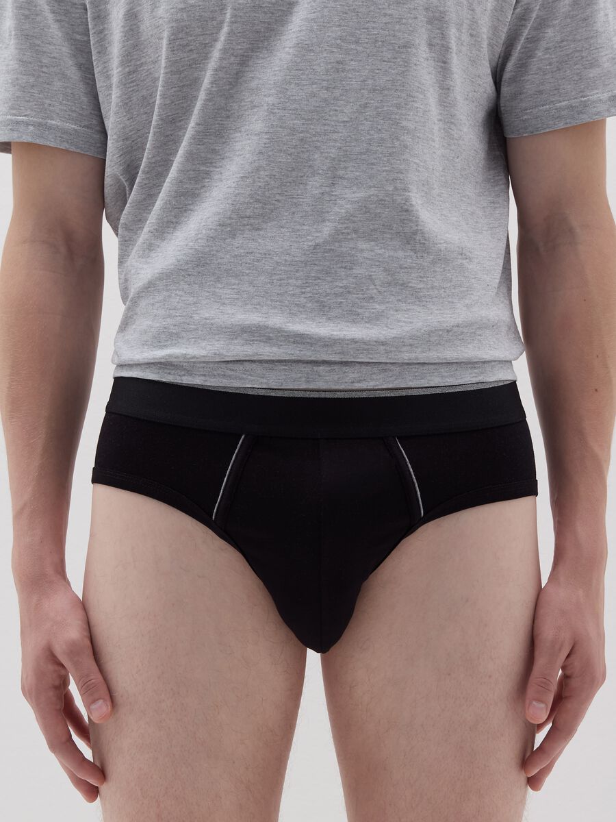 Two-pack briefs with contrasting piping_2