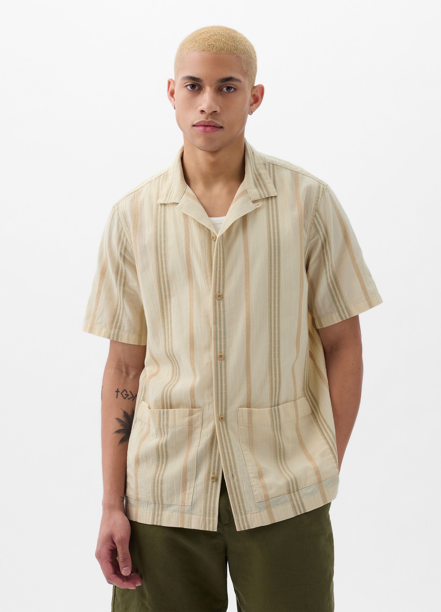 Short-sleeved shirt with pockets