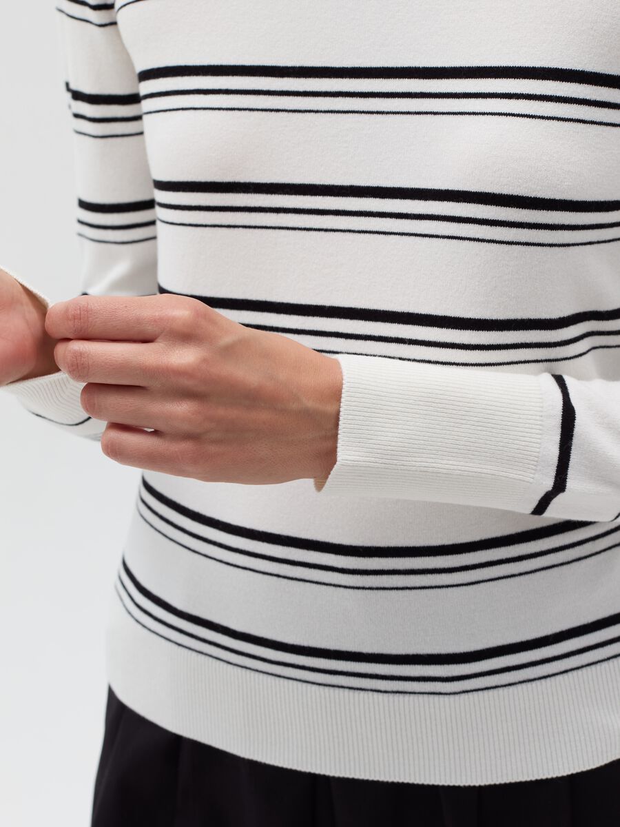 Long-sleeved striped knit shirt_3