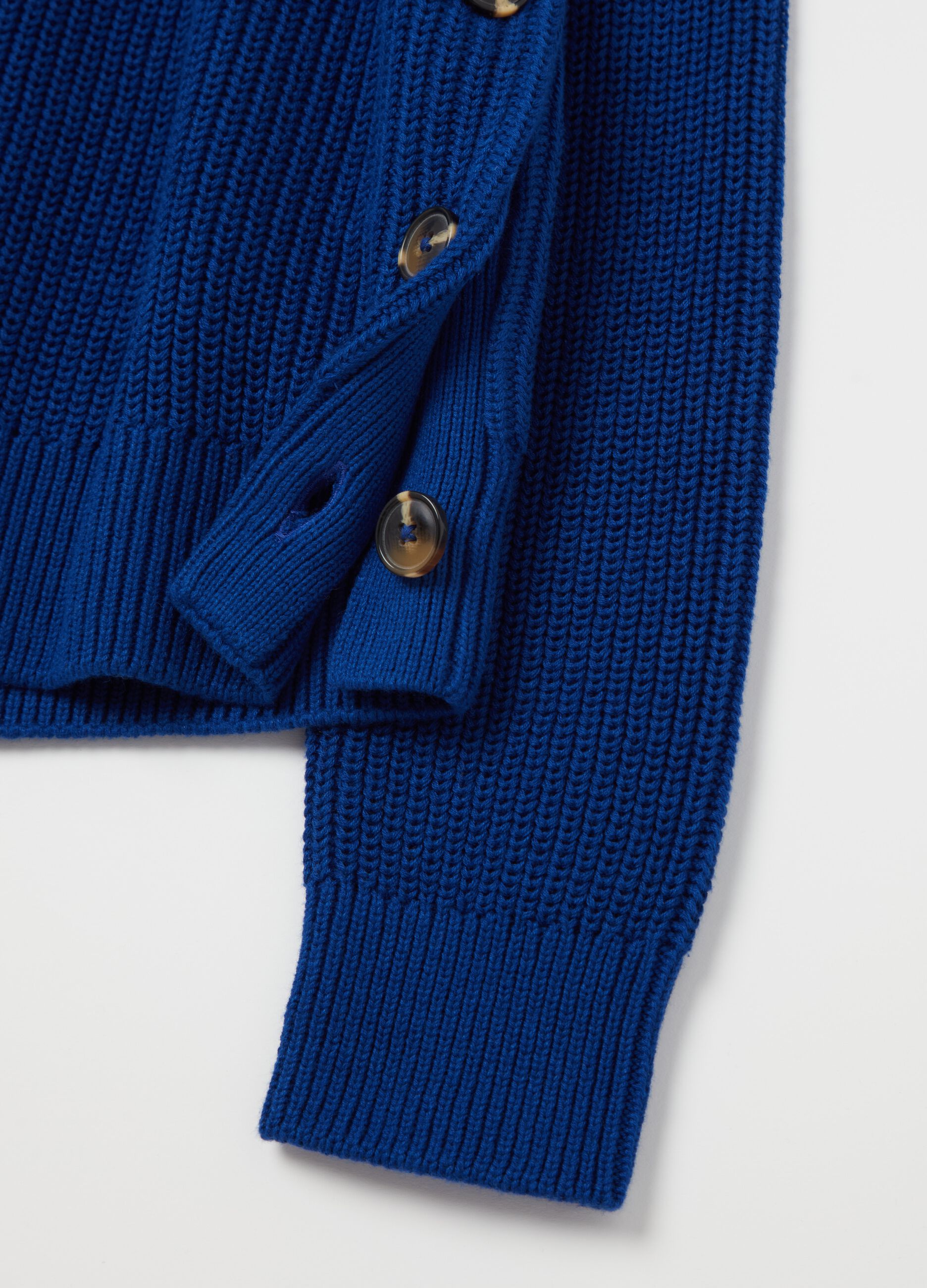 Ribbed pullover with buttons