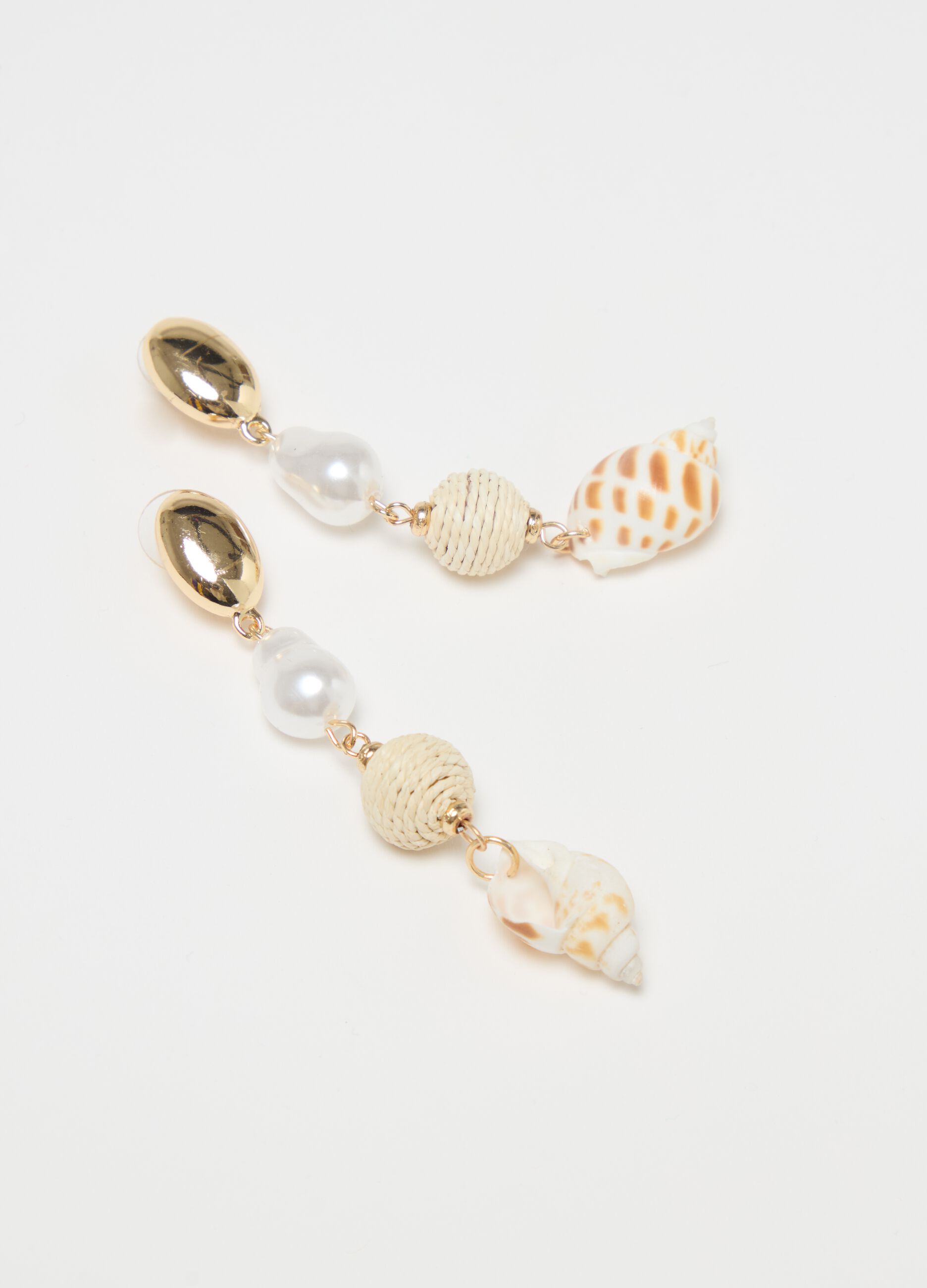 Pendant earrings with shells