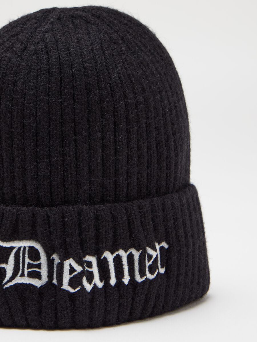 Knitted hat with "Dreamer" embroidery_2