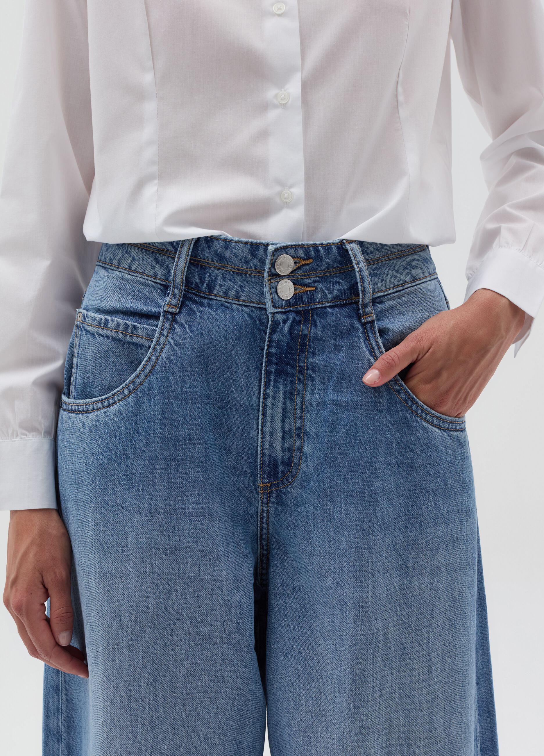 Relaxed-fit jeans with high waist