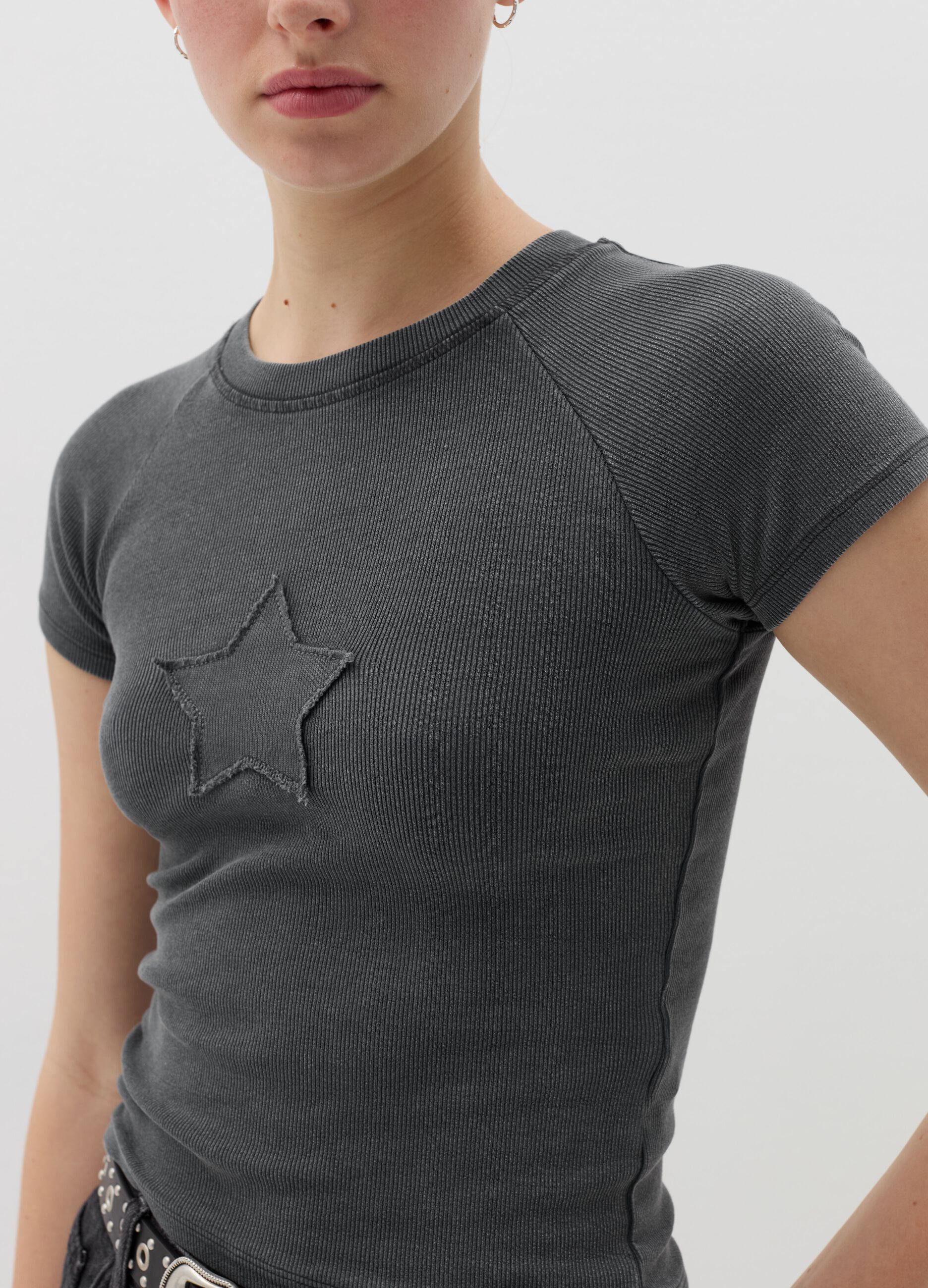 T-shirt crop a costine con ricamo