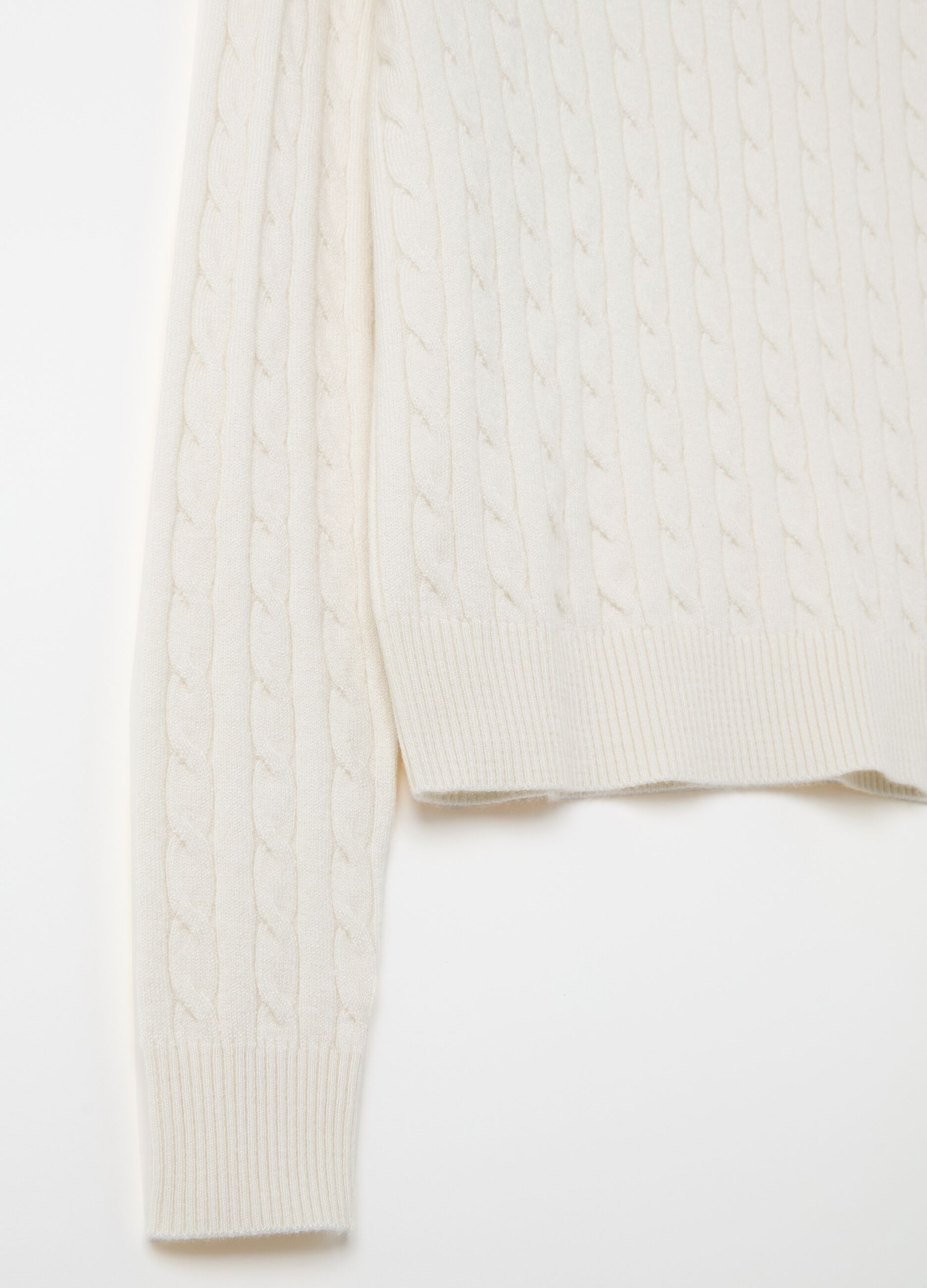 Ribbed pullover with cable-knit design