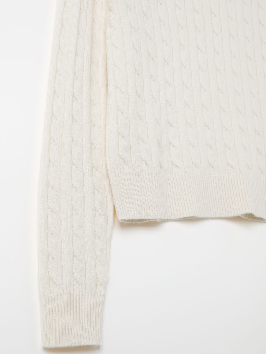 Ribbed pullover with cable-knit design_5