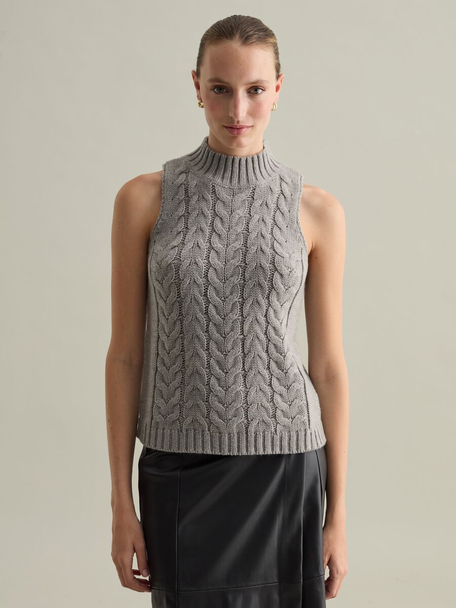 Contemporary closed cable-knit gilet_2