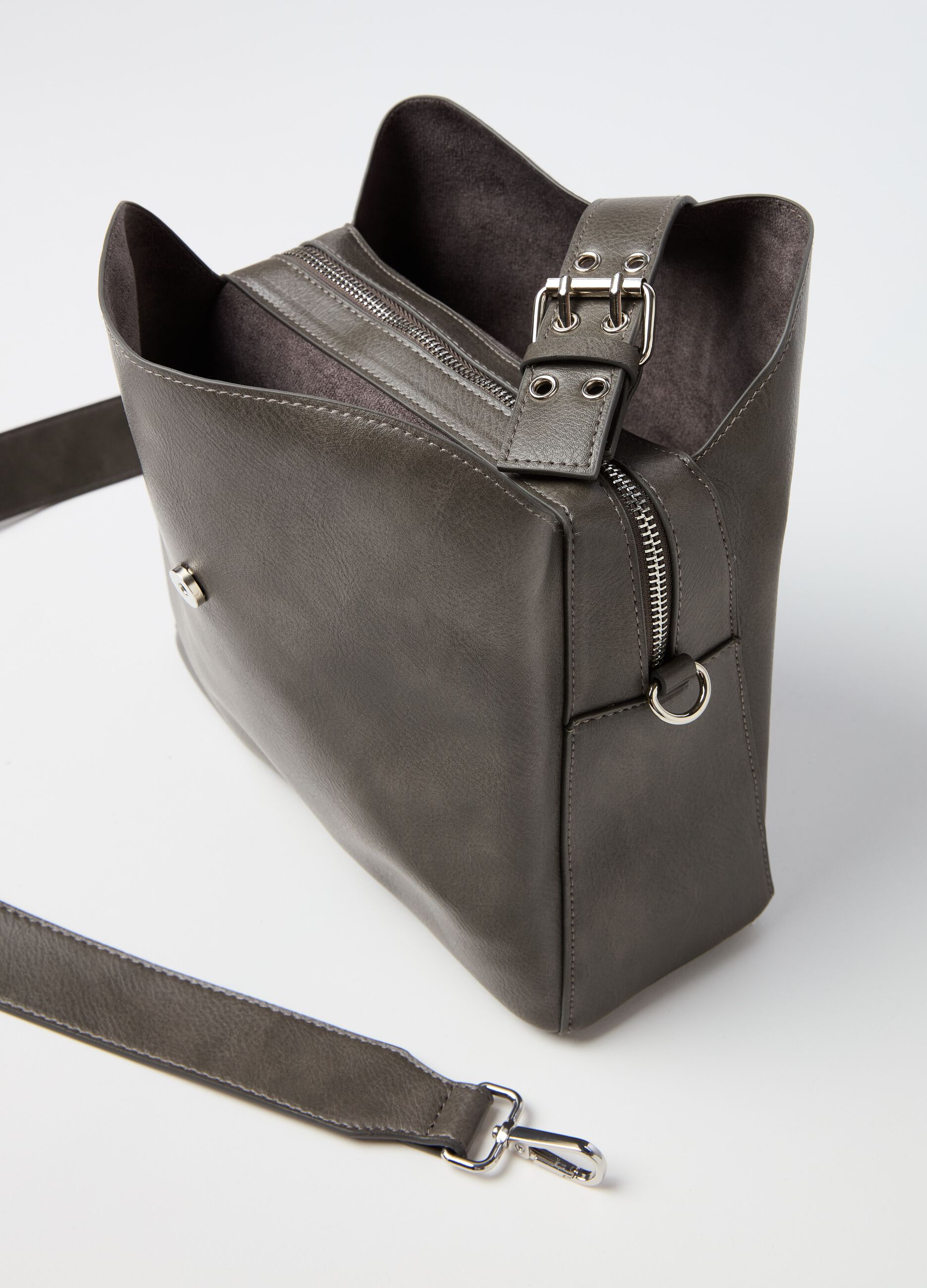 Bucket bag with external pockets