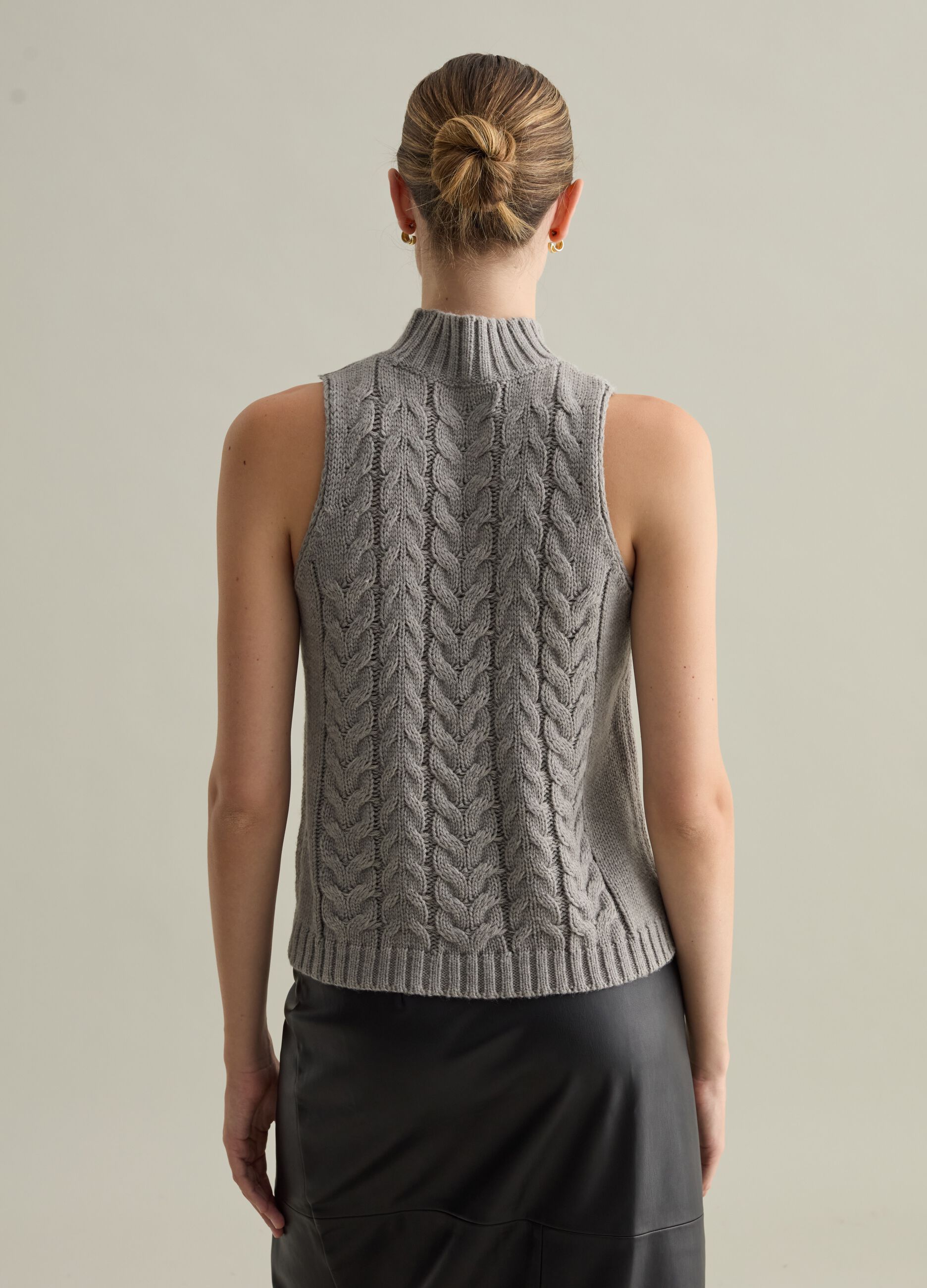 Contemporary closed cable-knit gilet