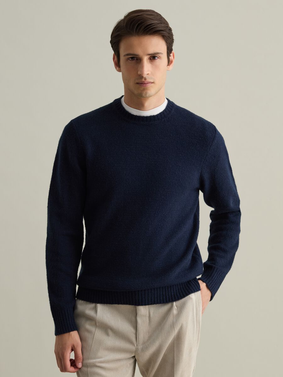 Contemporary pullover with round neck_1