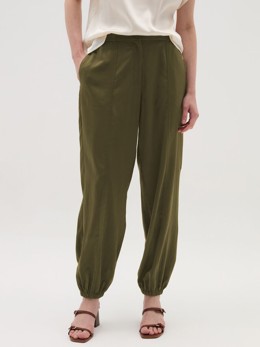 Pull-on trousers with raised stitching_1