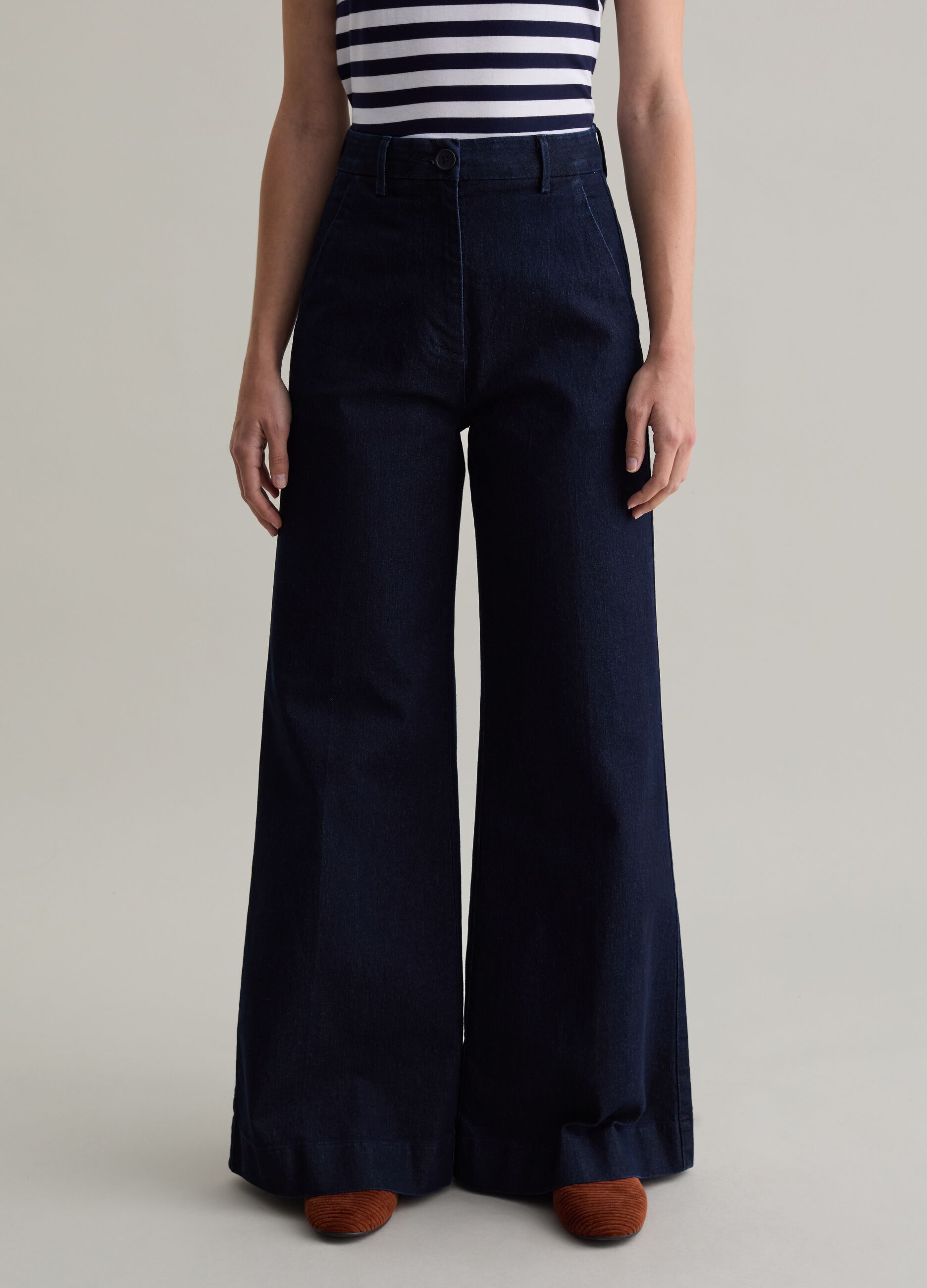 Relaxed-fit jeans with high waist