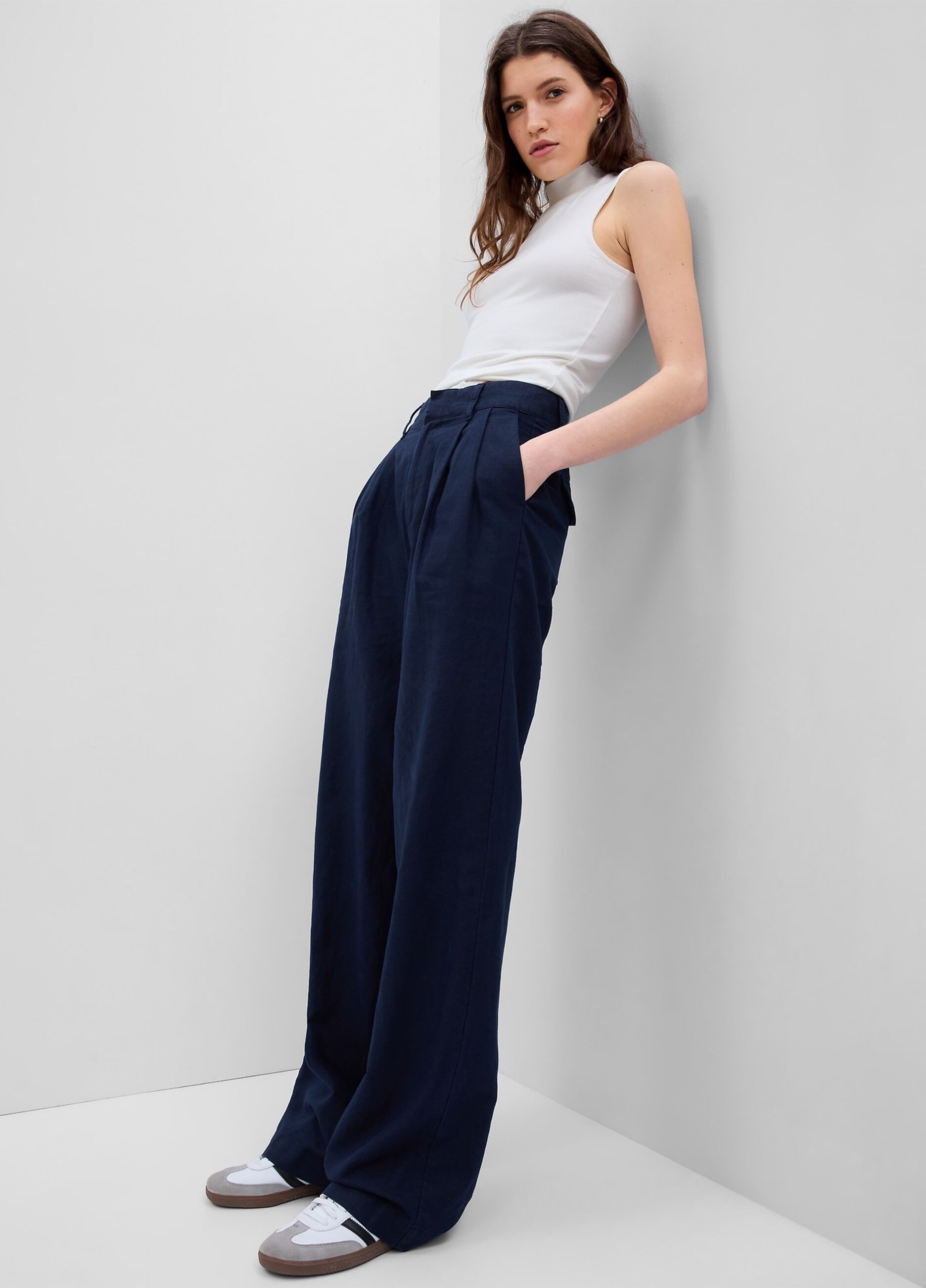 Wide-leg trousers with darts