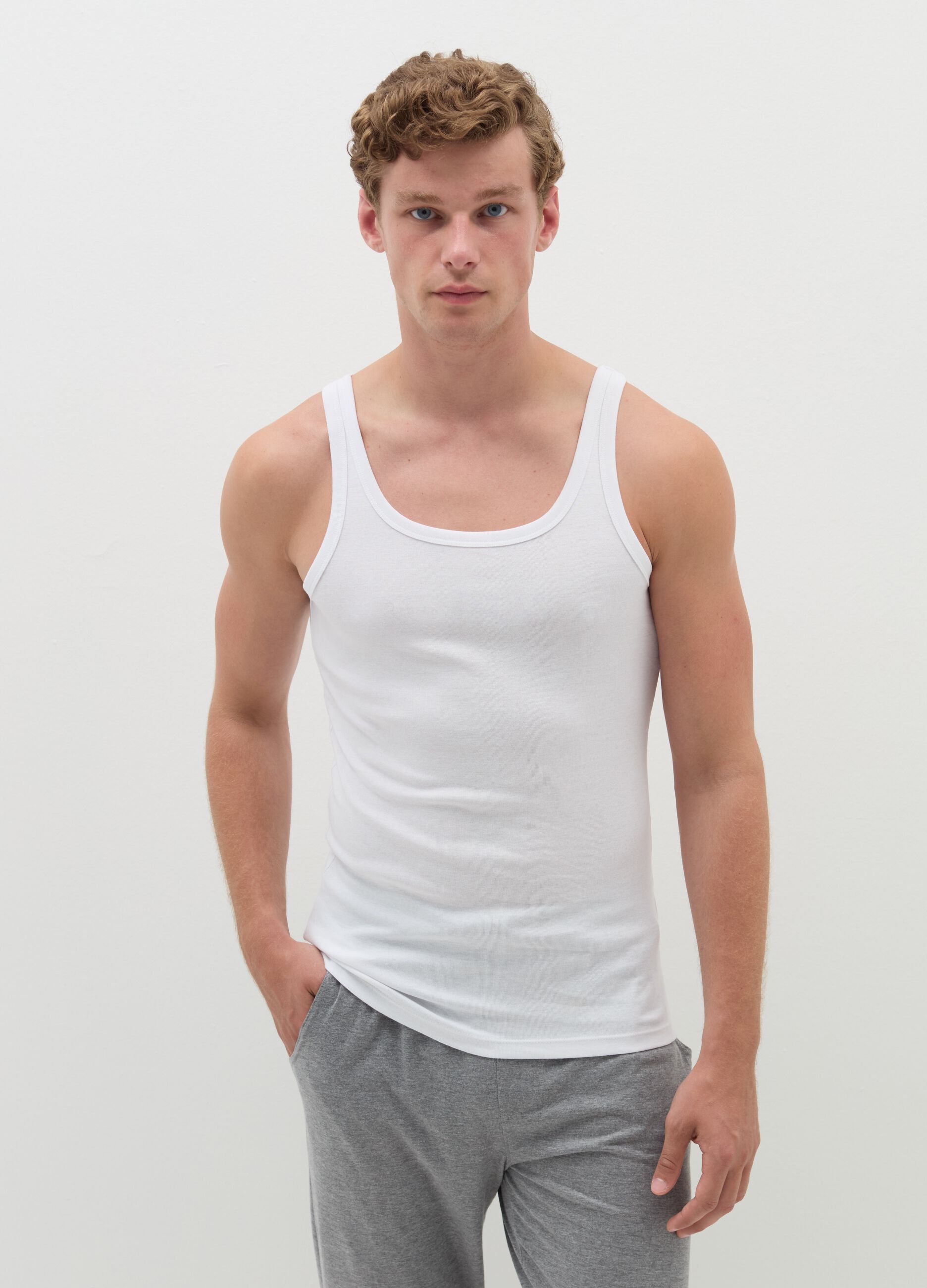 Racerback vest in organic cotton with ribbed edging