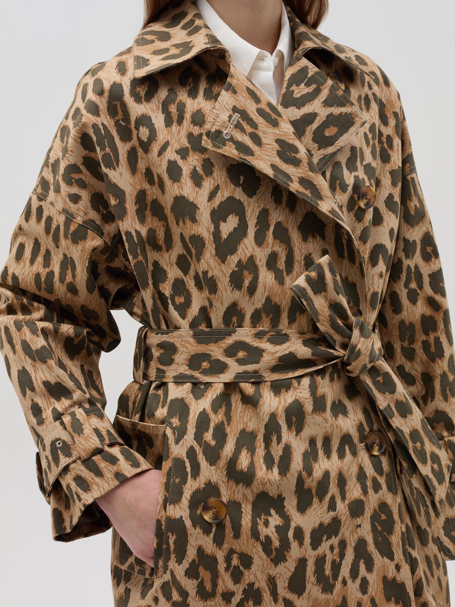 Double-breasted trench coat with animal print_3