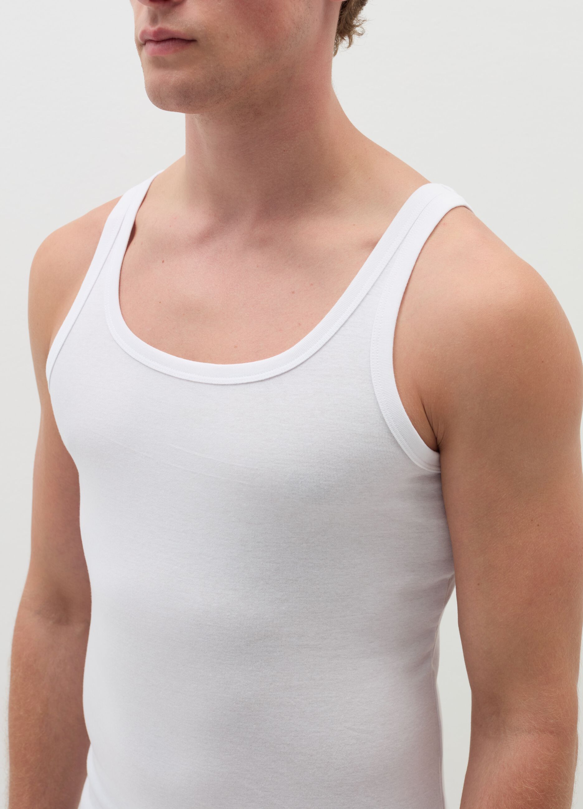 Racerback vest in organic cotton with ribbed edging