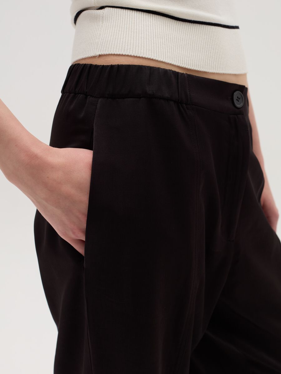 Pull-on trousers with raised stitching_3