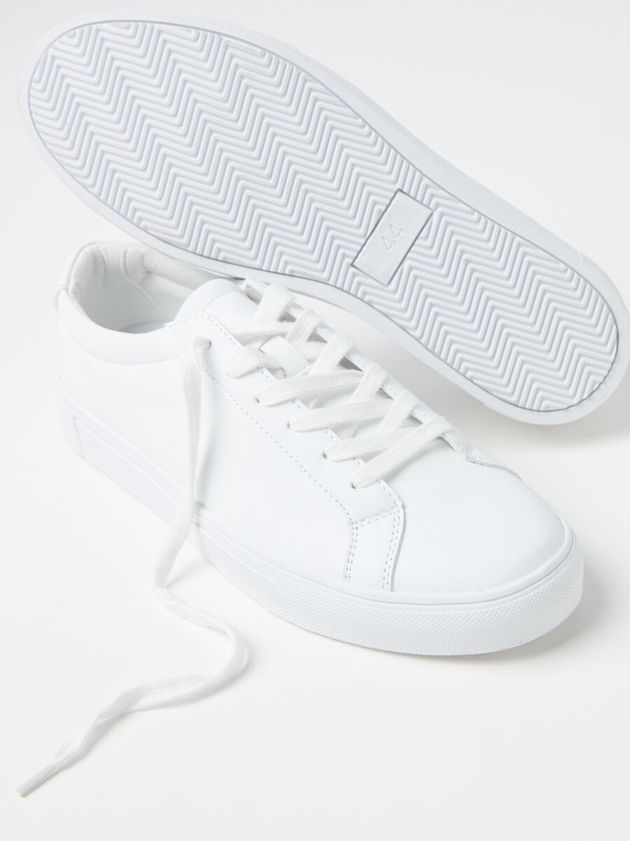 Solid colour sneakers with laces_1