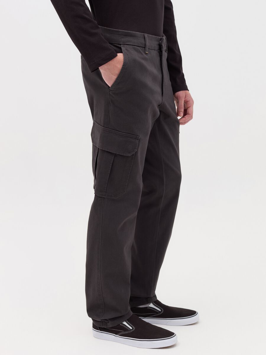 Slim-fit cargo trousers_3