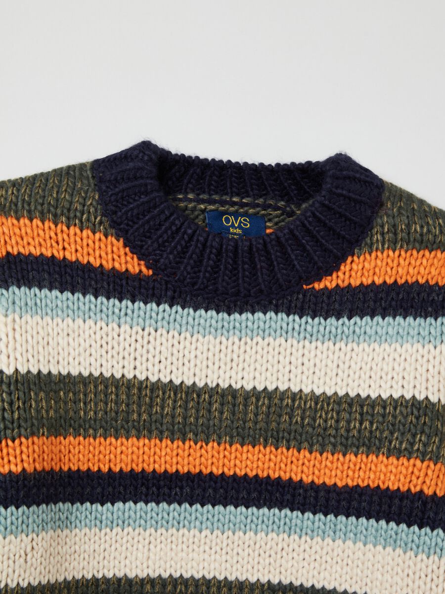 Knitted pullover with striped design_2