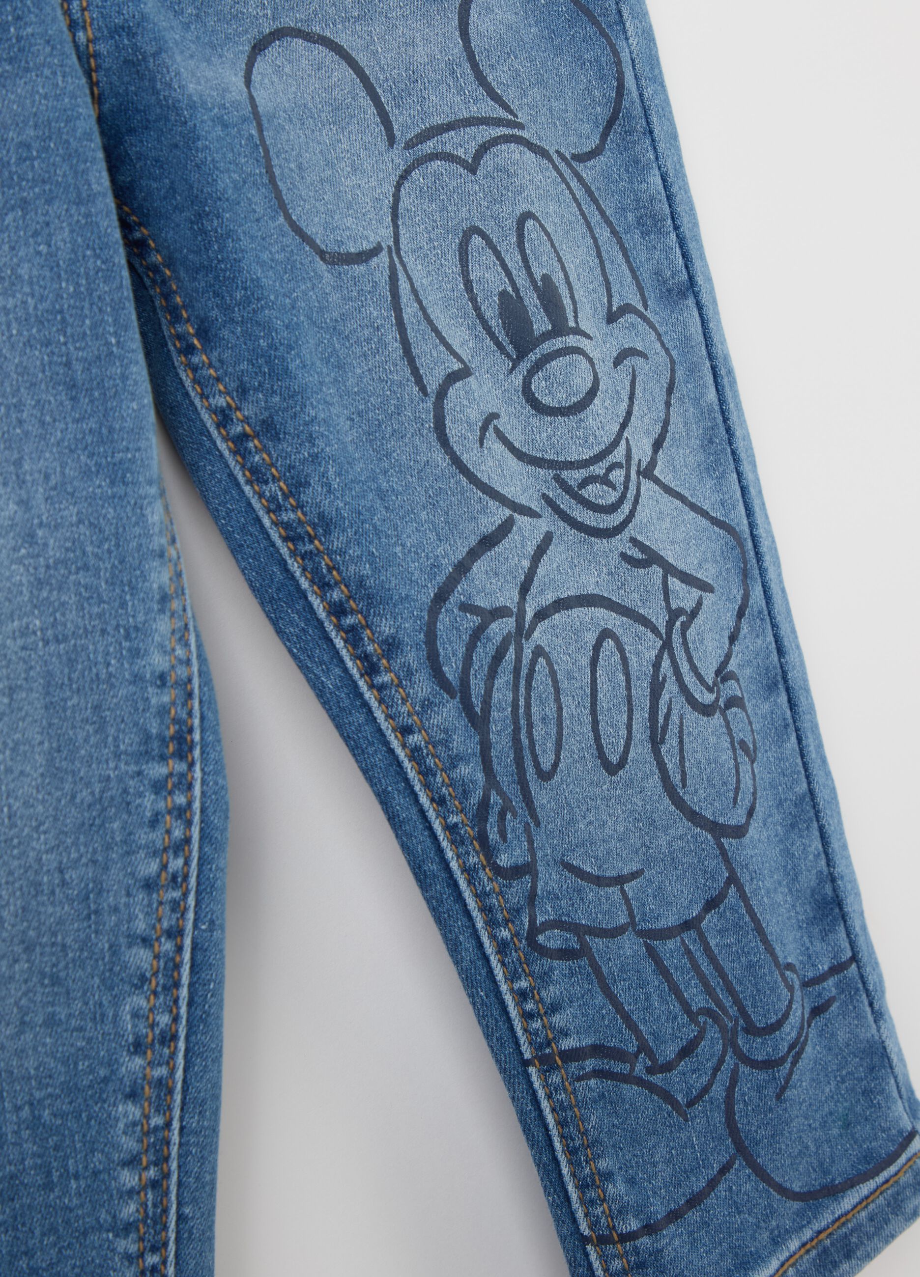 Jeans cinque tasche con stampa Topolino