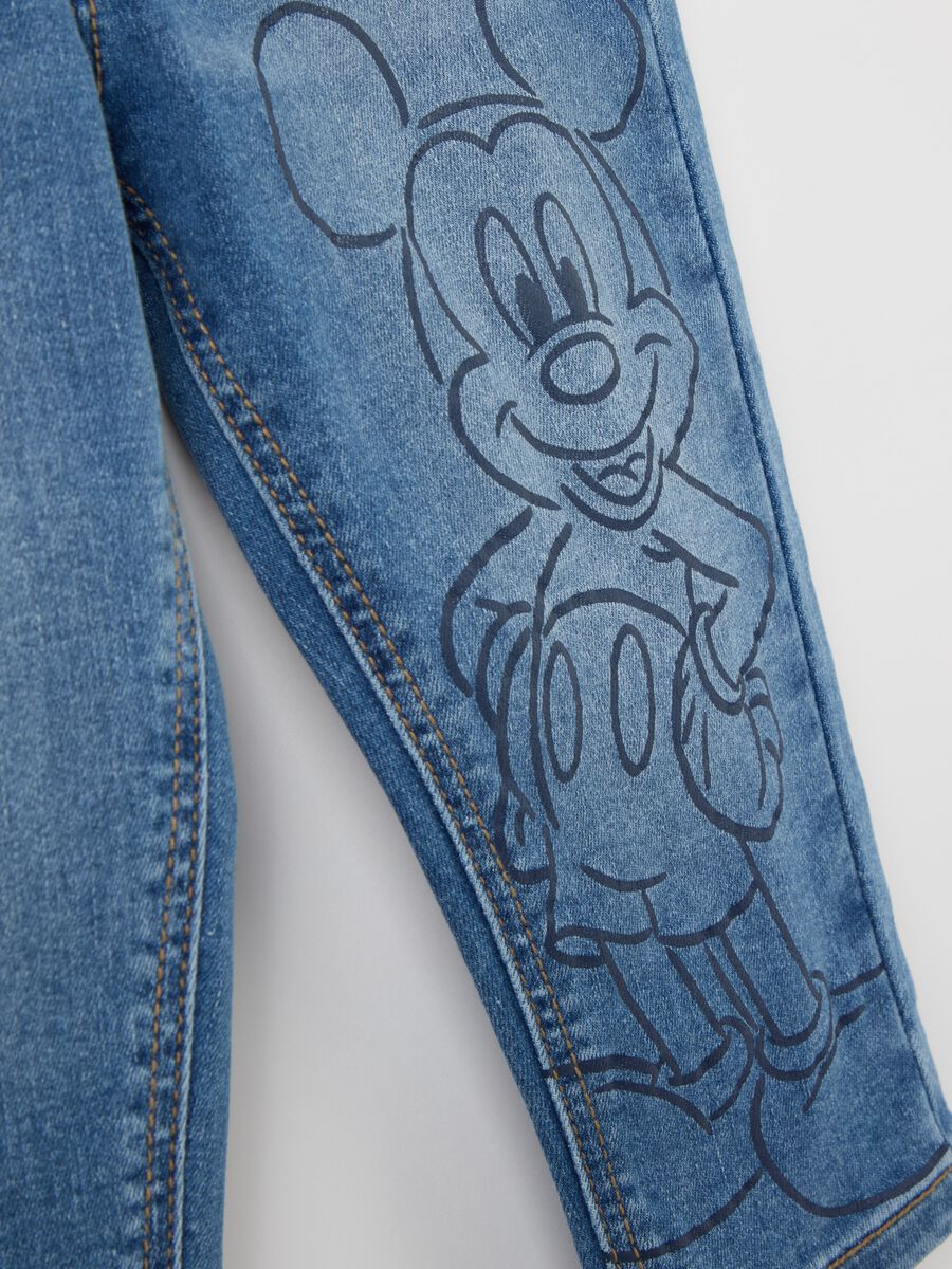 Jeans cinque tasche con stampa Topolino_3